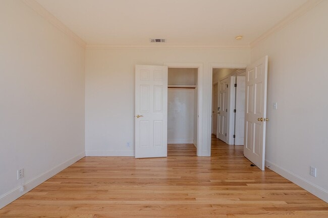 Building Photo - Spacious 2 Bedroom Home Near Stonestown