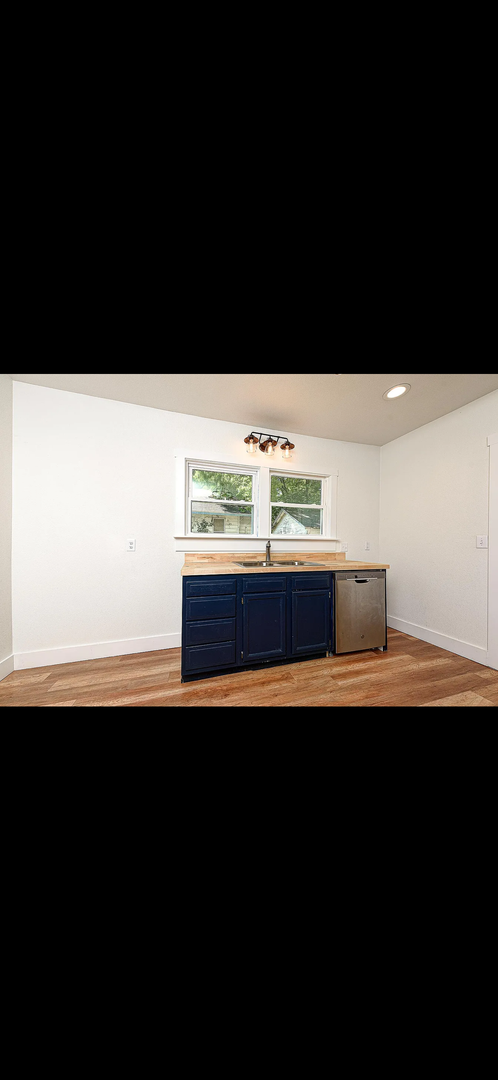 Building Photo - Available July 1st!  2-bedroom, 1-bathroom...