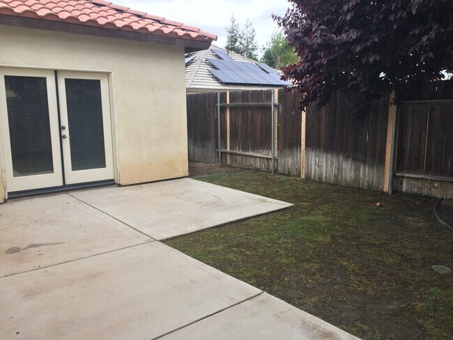 Building Photo - Wonderful 4+2 located North of Stockdale H...