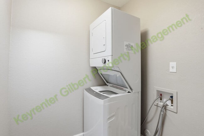 Building Photo - Charming Gilbert Home with Pool and Spacio...