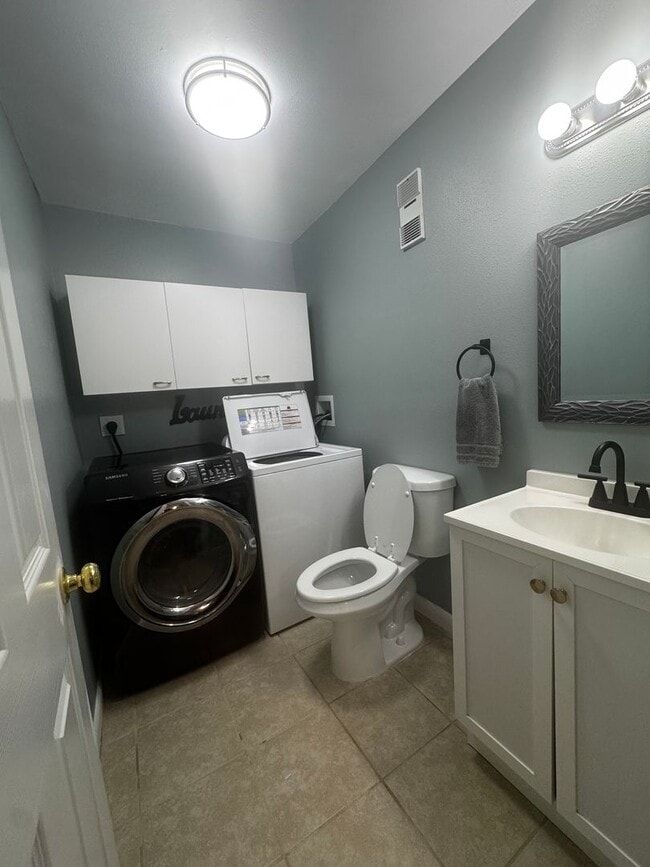 Building Photo - Spacious & Beautifully Updated Townhome in a Prime Location!
