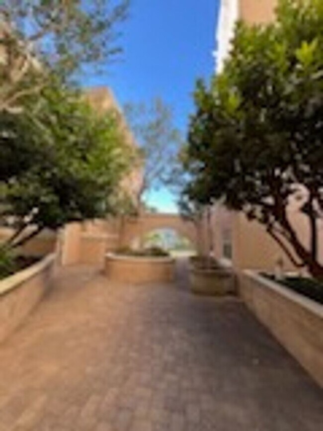Building Photo - Epic REA - Great 1 BR/1 BA Condo w/Parking...