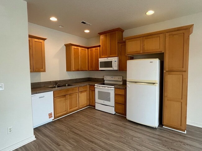 Building Photo - Beautifully Renovated 3 Bedroom Townhome i...