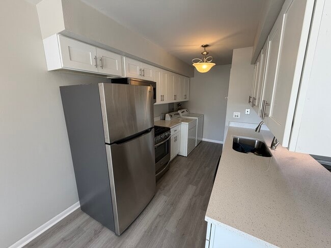 Building Photo - 1152 Cove Dr