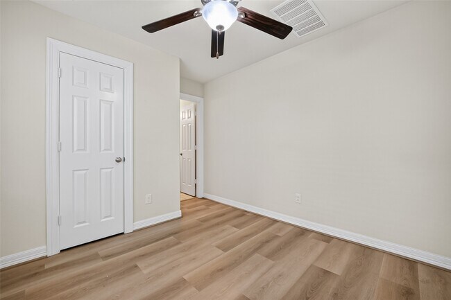 Building Photo - 2707 Shadybrook Meadow Dr
