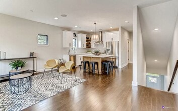 Building Photo - Luxurious 3 bed 3 bath townhome in Glen Ellyn