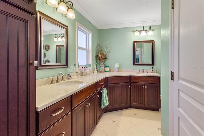 Building Photo - 952 Fairway Dr