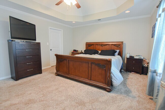 Building Photo - Pet Friendly Five Bedroom!