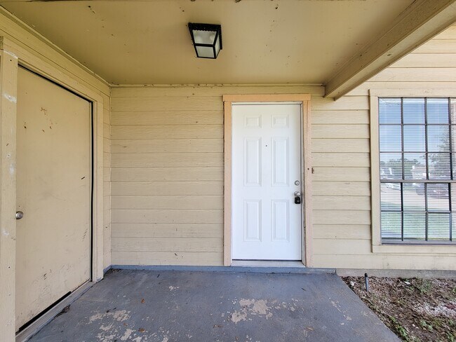 Building Photo - 10059 Emerald Creek Dr