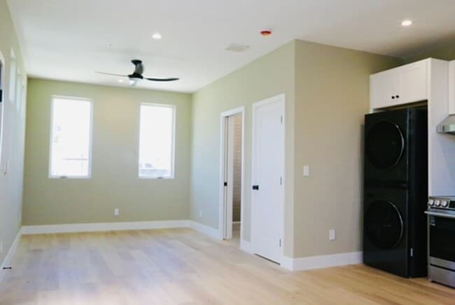 Building Photo - Center (729)