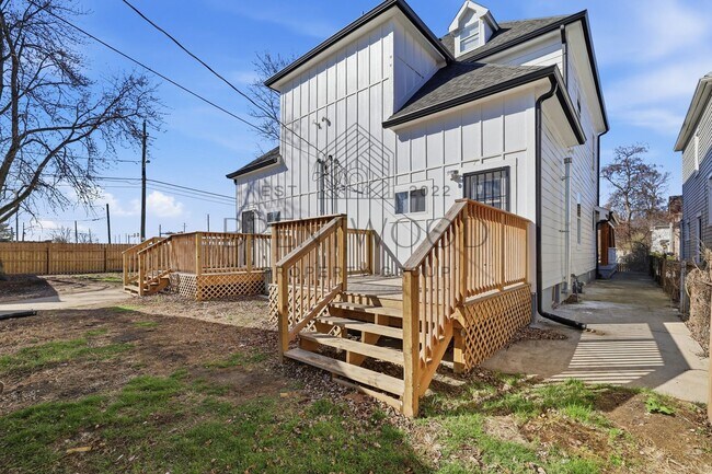 Building Photo - Contemporary 4bed/3bath with Private Yard