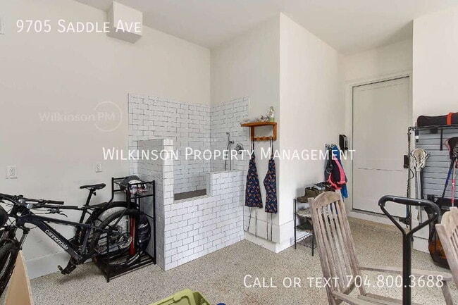 Building Photo - 9705 Saddle Ave