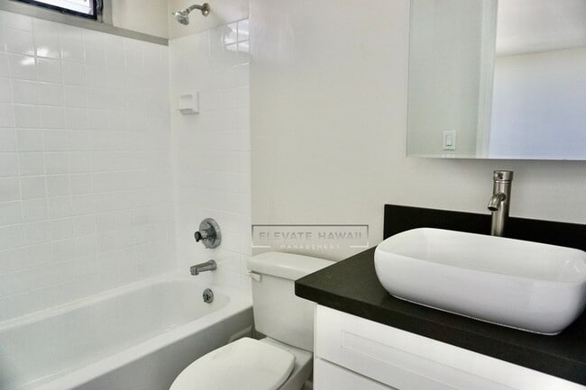 Building Photo - RENOVATED, PENTHOUSE VIEWS - Studio Unit i...