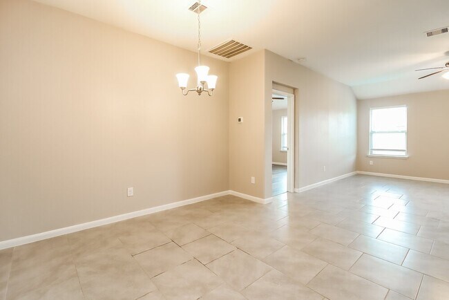 Building Photo - 622 Harvest Bluff Dr