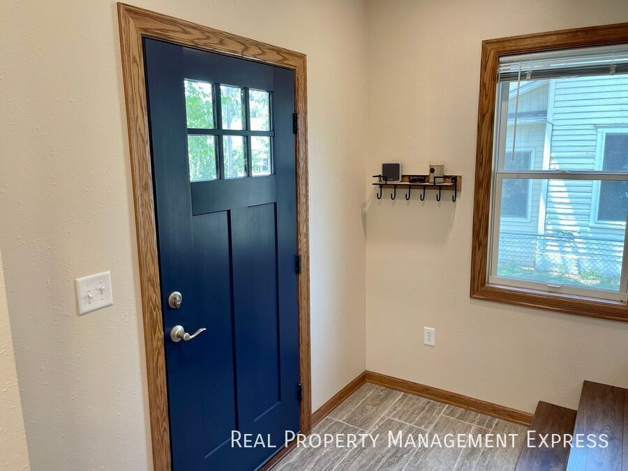 Building Photo - 3 Bedroom 1 Bathroom Home For Rent In Sioux Falls