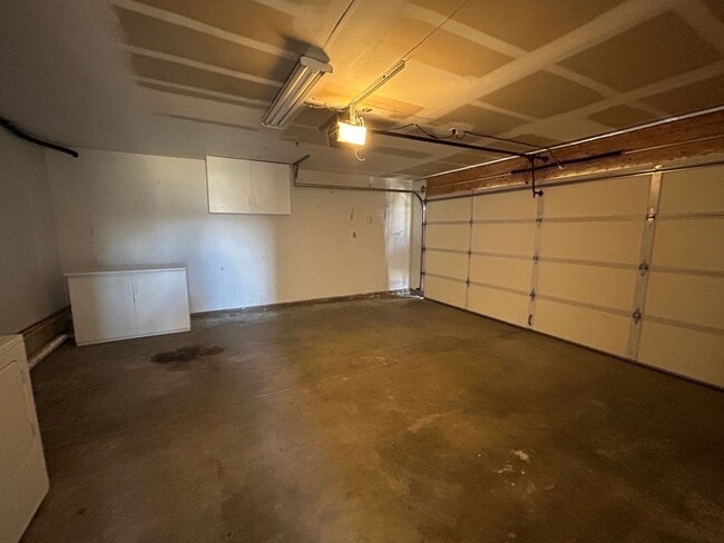 Building Photo - RENNOVATED 4 BED HOME