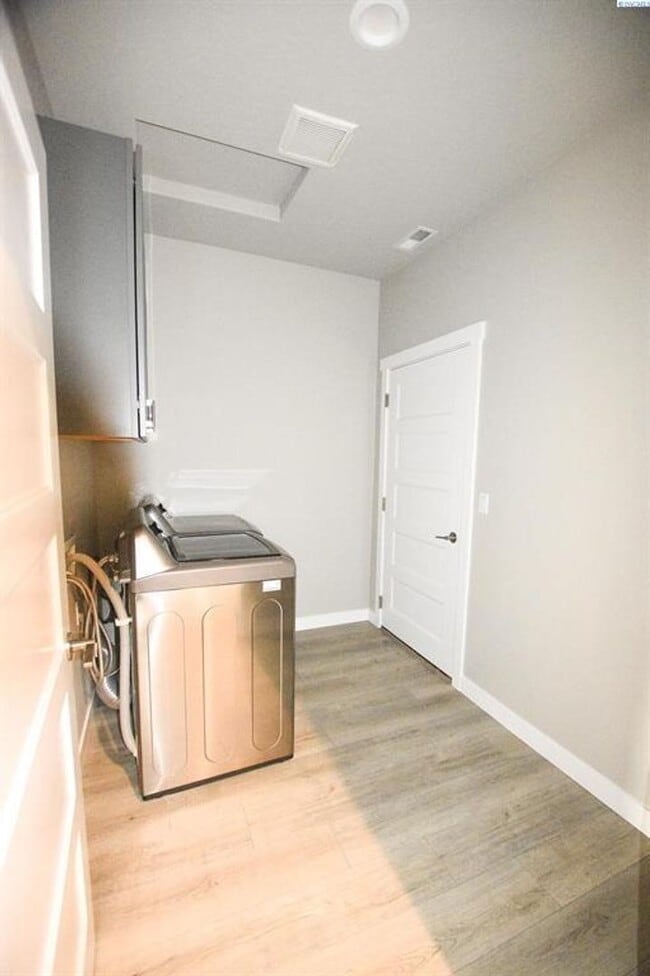 Building Photo - Low-Maintenance Living with Modern Comfort