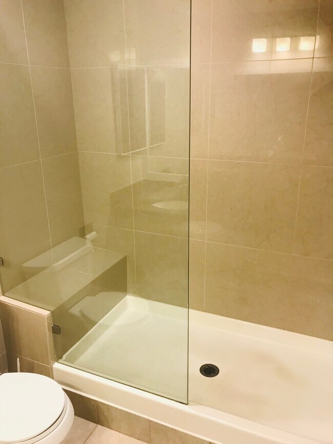 Building Photo - Updated 2 bed 2 bath Plus Office (Or Third...