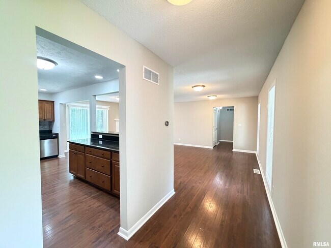 Building Photo - 122 W Morningside Dr