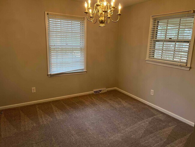 Building Photo - Caroline St. - 3BR / 2BA