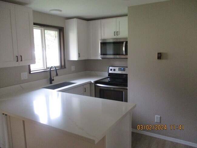 Building Photo - 631 N 13th St