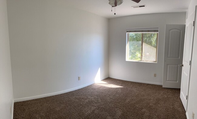 Building Photo - Beautiful 3 bedroom, 2.5 bathroom townhome...