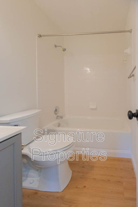Building Photo - 405 Lakeview Ct