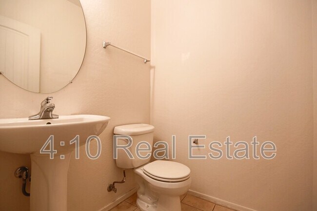 Building Photo - 2644 E Chester Dr