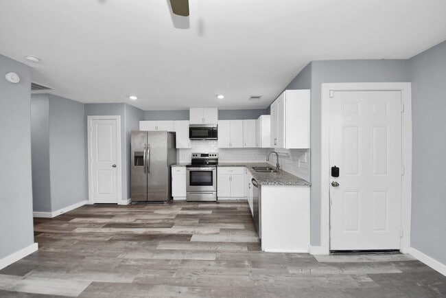 Building Photo - 618 Maple Way