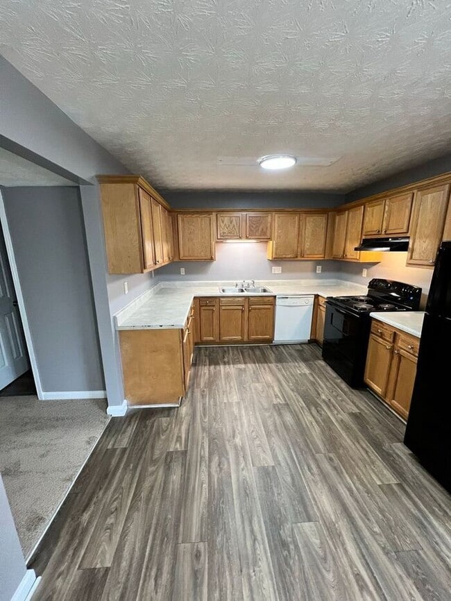 Building Photo - FINALLY a 2 bedroom 1.5 bath townhome available in Lawrenceville!