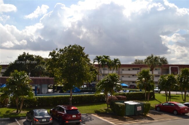 Building Photo - 300 S Hollybrook Dr