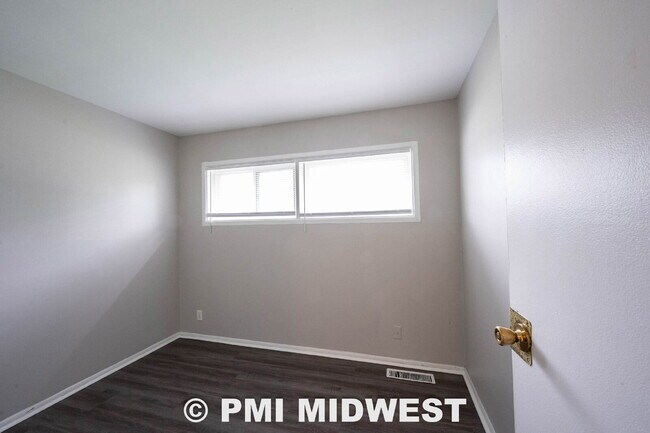 Building Photo - "Charming 3-Bedroom Home in Indianapolis with Modern Comforts!"
