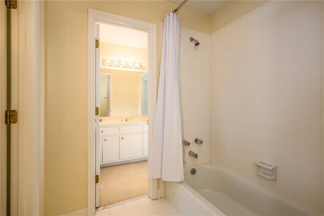 Building Photo - 1034 St James Crossing