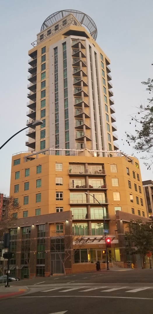 Building Photo - Large 2 bedroom downtown, Special!  And Great Views