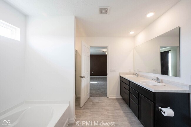 Building Photo - 3975 Fenwick Ln