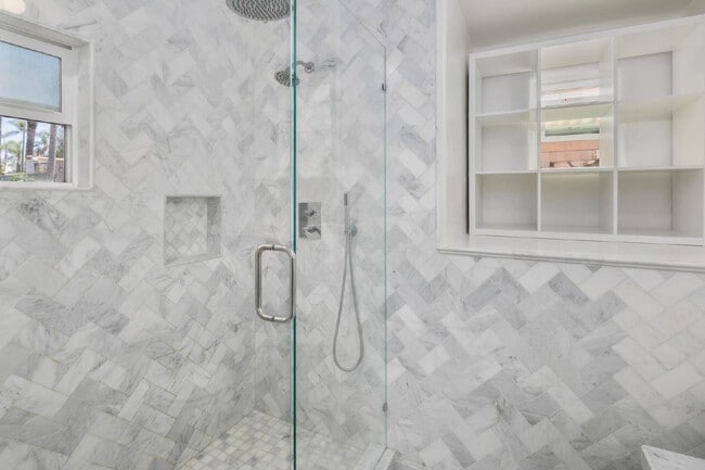 Building Photo - Luxury Living in the Heart of Kensington -...