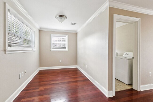 Building Photo - Charming Southern Oasis in the Heart of Ne...
