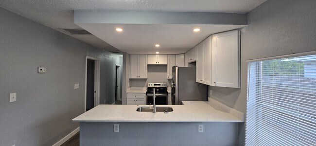 Building Photo - Renovated 4/2 Close to Busch Gardens and M...
