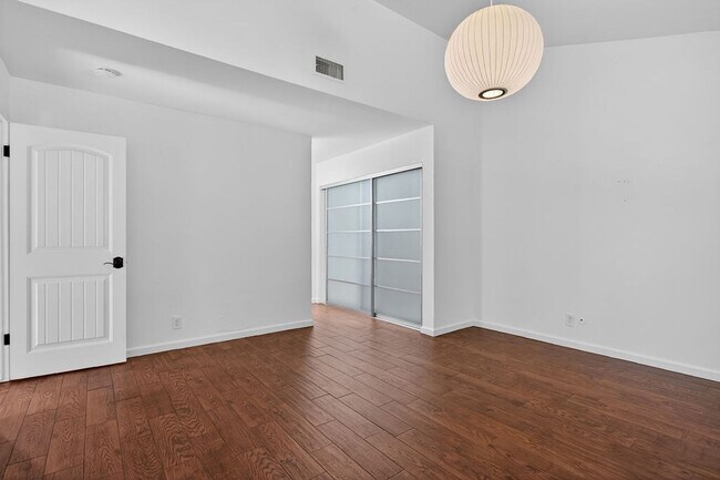 Building Photo - Sought After Wimbledon Village Home