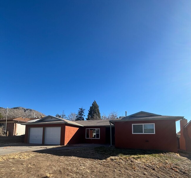 Primary Photo - 3 Bed 2 Bath Located in desirable NE Heigh...