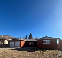 Building Photo - 3 Bed 2 Bath Located in desirable NE Heigh...