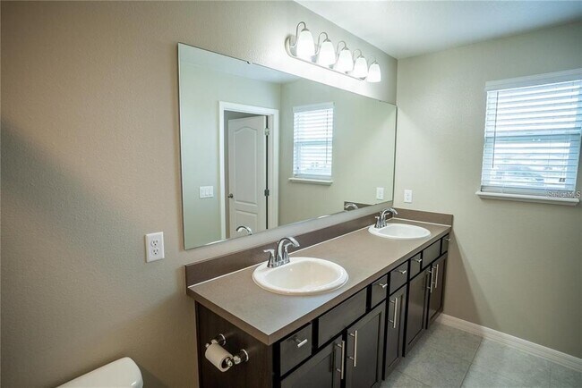 Building Photo - 131 Primrose Dr