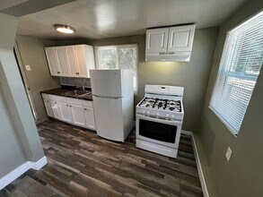 Building Photo - 1 Bedroom House With Yard and Private Laundry