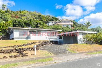 Building Photo - Lower Waialae Iki 3 Bedroom, 2 Bath Single...