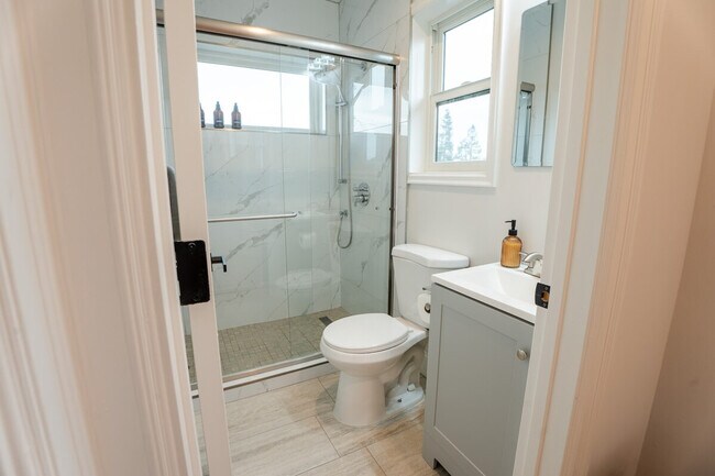 Building Photo - 661 Hampshire Ave