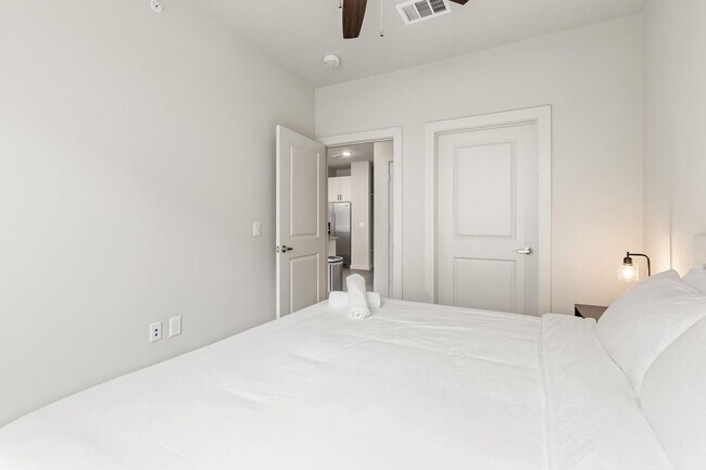 Building Photo - 5820 1/2 Cameron Road-SI FL1-ID1303397P