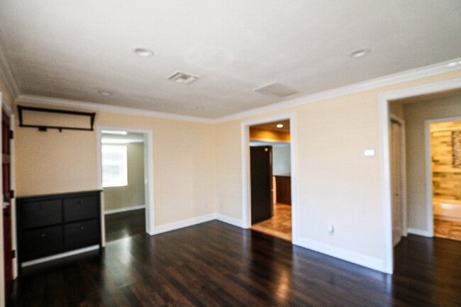 Building Photo - 3 bedroom, 2.5 bathroom home is in a highly sought-after neighborhood in the heart of South Tampa...