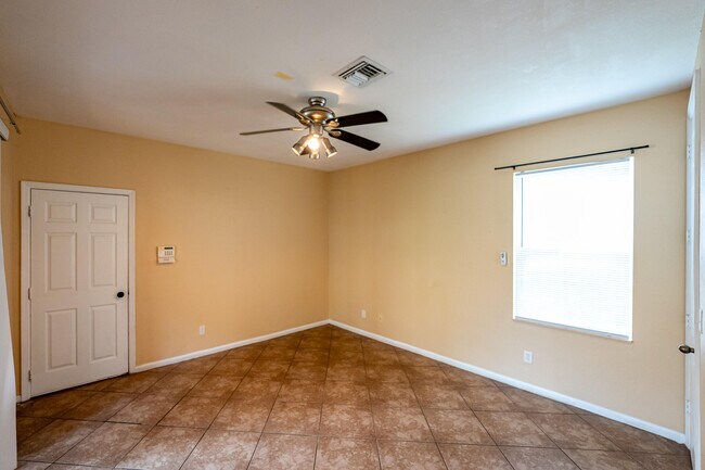 Building Photo - 2567 SE Ruskin Dr