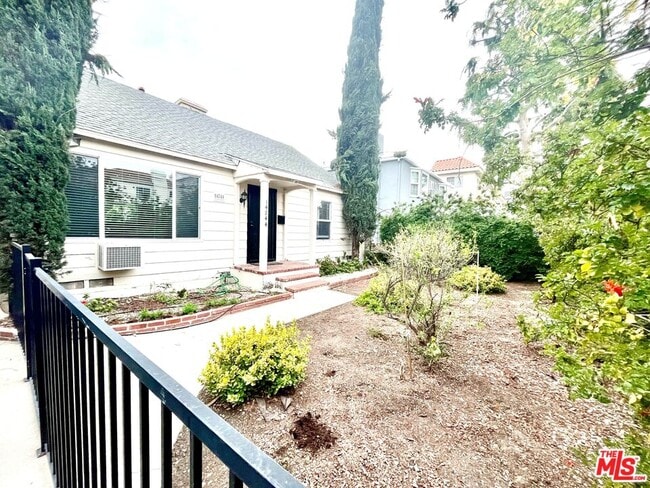 Building Photo - 14744 Magnolia Blvd