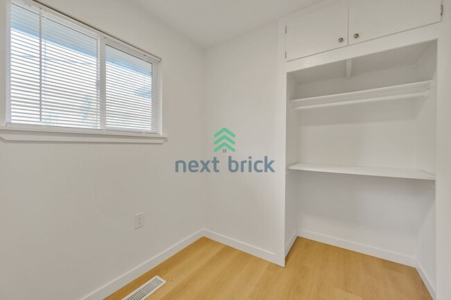 Building Photo - A beautiful 4 bed and 2 bathroom house for...